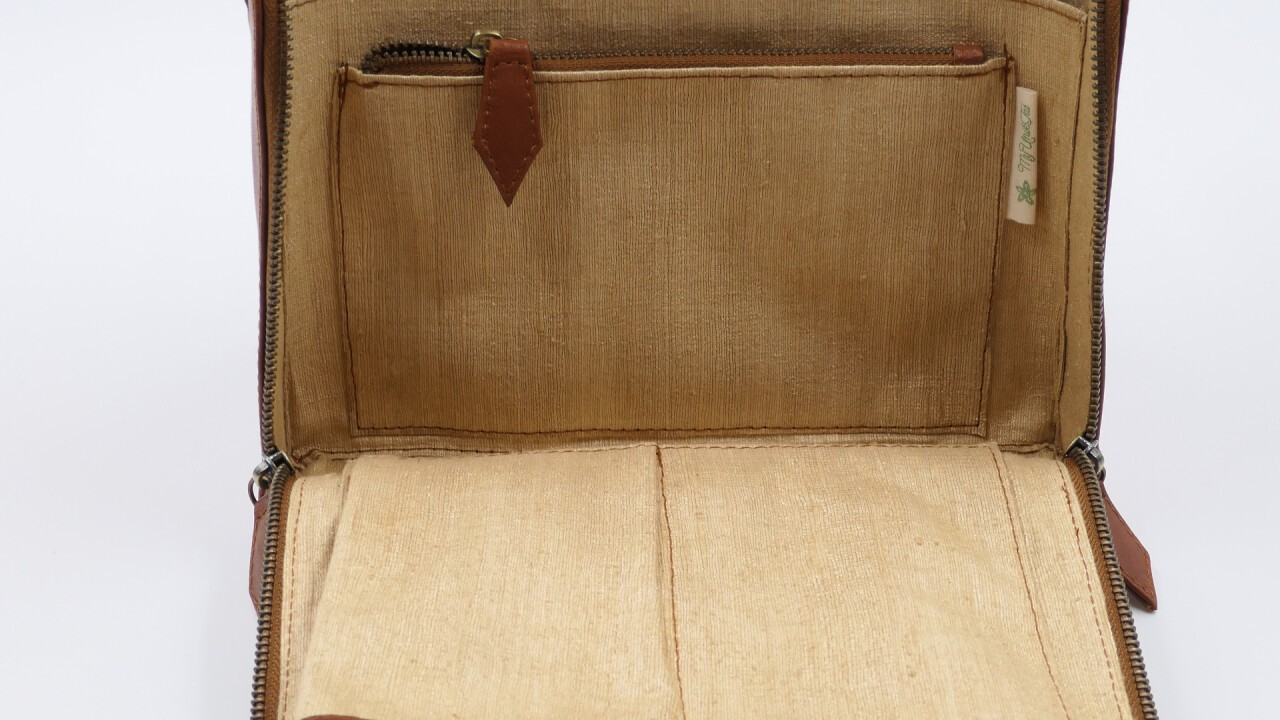 Ledertasche PUPUAN mit diversen Fächern, damit alles seinen Platz findet