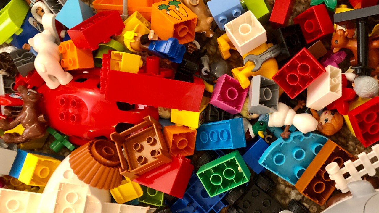 Kinder dürfen selber aktiv werden und mit LEGO®-Duplo spielen und bauen.