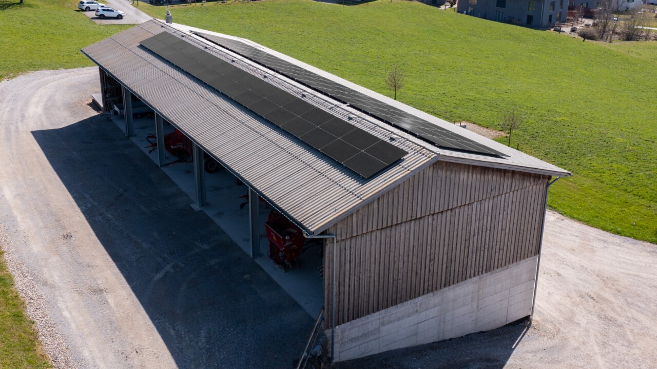 Landwirtschaftliches Gebäude mit einer Solaranlage auf dem Dach.
