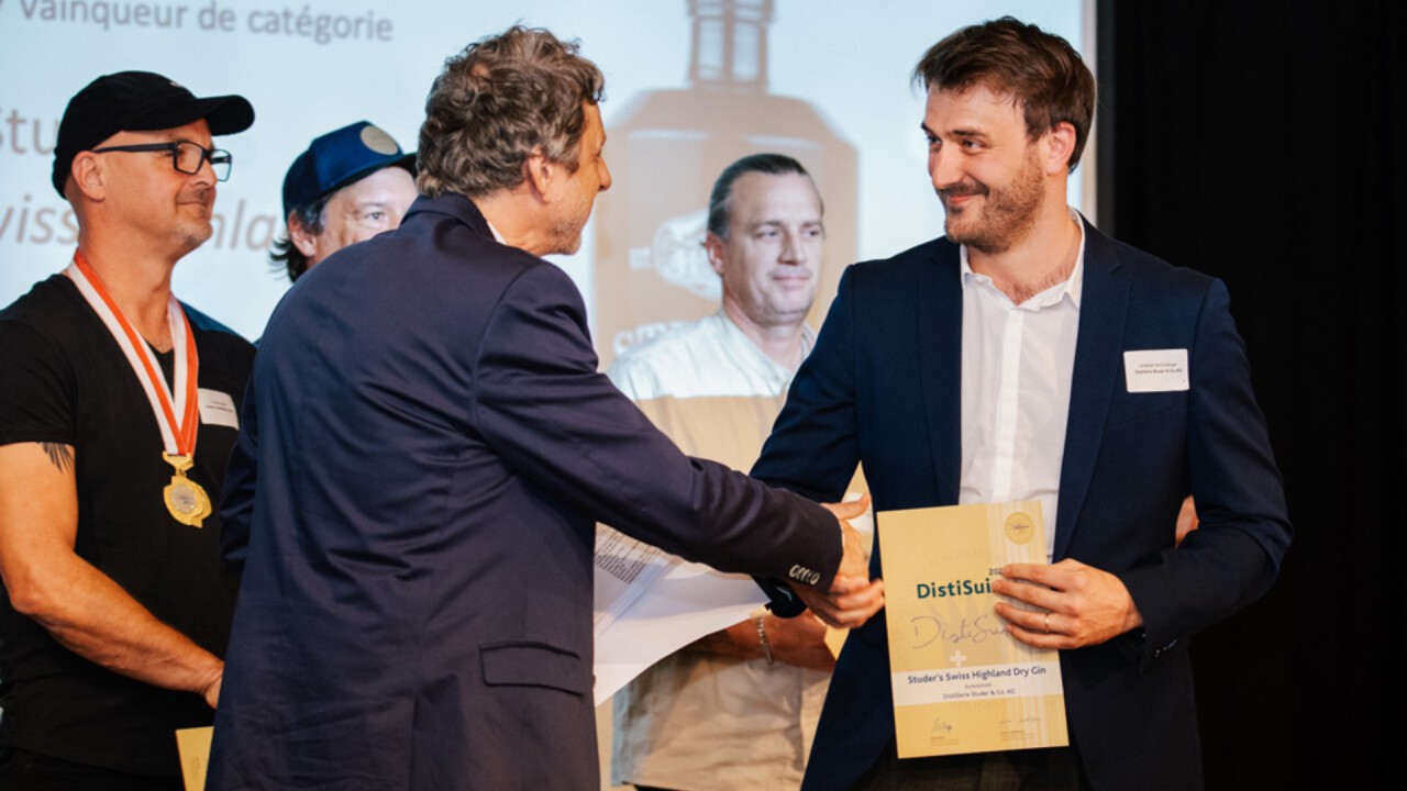 Jonathan Schönberger, CEO der Distillerie Studer, nimmt die Auszeichnung für den Swiss Highland Dry Gin entgegen