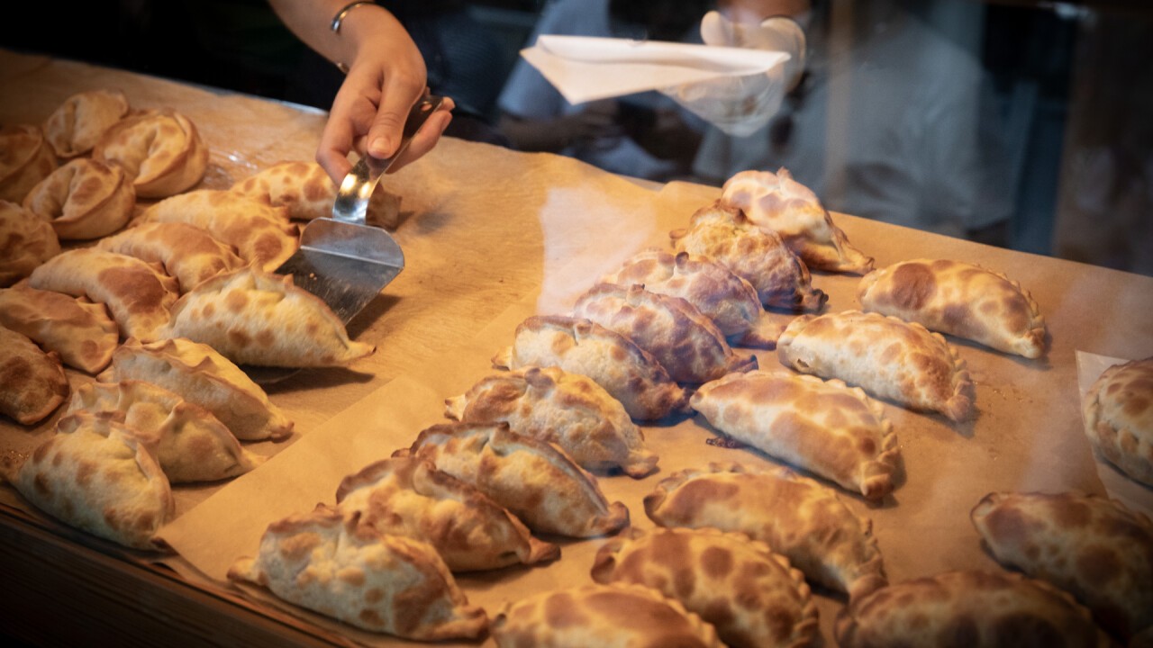 Empanadas Baires Frische, authentische , vor Ort und von Hand gemachte Empanadas mit verschiedenen Füllungen im Ofen gebacken