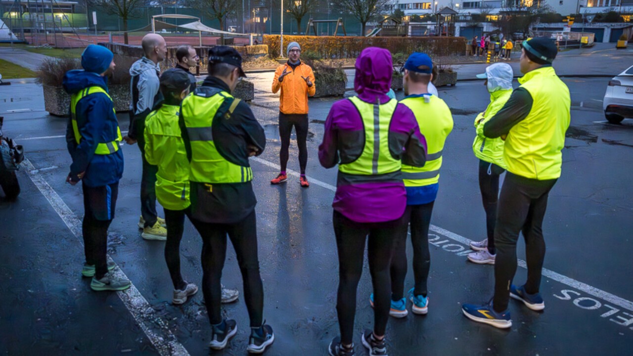 Bevor es losgeht, informiert Standortleiter Adrian Barmettler (in Orange) die Teilnehmerinnen und Teilnehmer über das Programm.