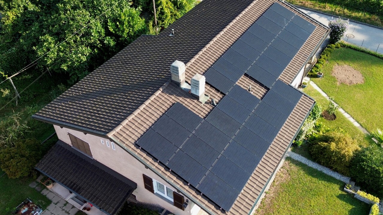 Gebäude mit einer Solaranlage auf dem Dach.