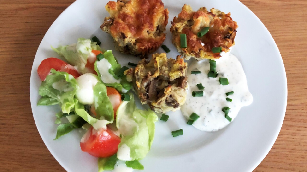 Champignons-Kartoffel-Muffins mit Salat