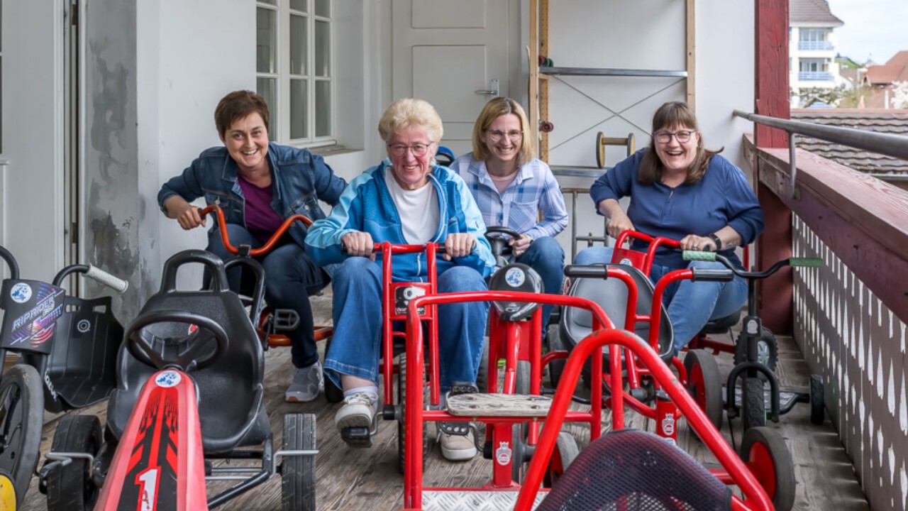 Erzählen im Bericht über ihr Engagement für die Ludothek und die Luga (von links): Yvonne Meier, Vreni Disler, Silvia Bieri und Silvia Bussmann. 