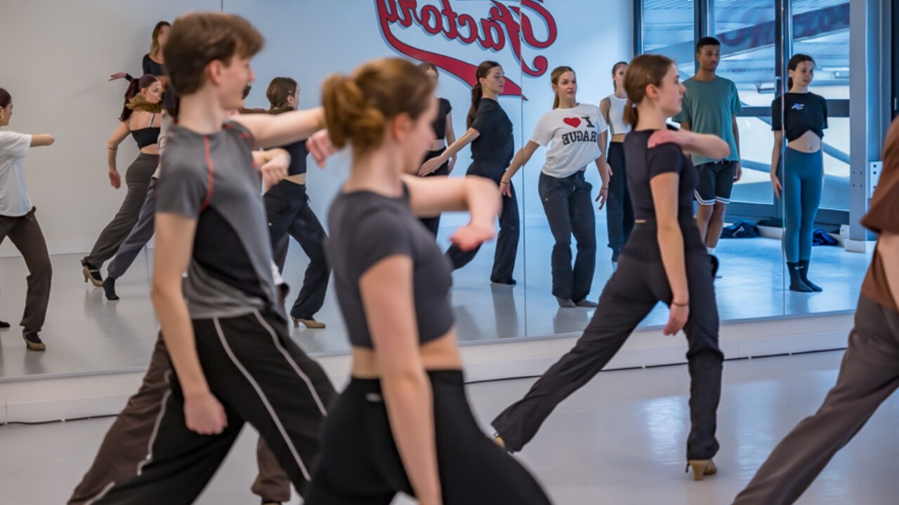 Immer im Blick: Durch den raumhohen Spiegel können die Tänzerinnen und Tänzer ihre Bewegungen prüfen.