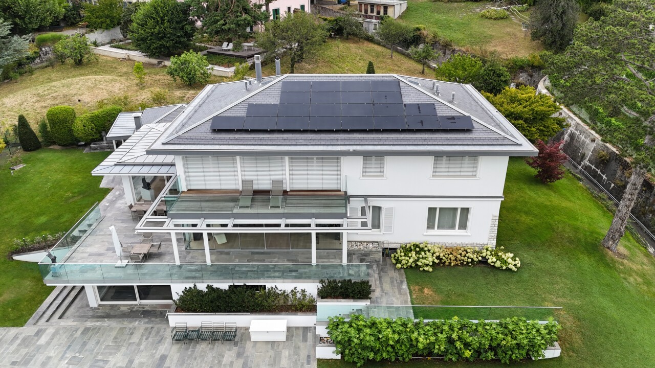 Gebäude mit einer Solaranlage auf dem Dach.