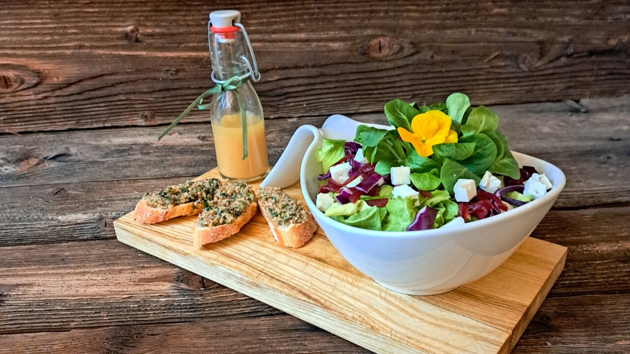 Bunter Saisonsalat mit Salato und Baumnuss-Crostini