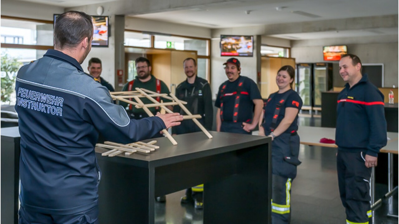 Theorie vermitteln - als Instruktor bei der GVL schult Christian Gretener Feuerwehrleute aus dem Kanton Luzern.
