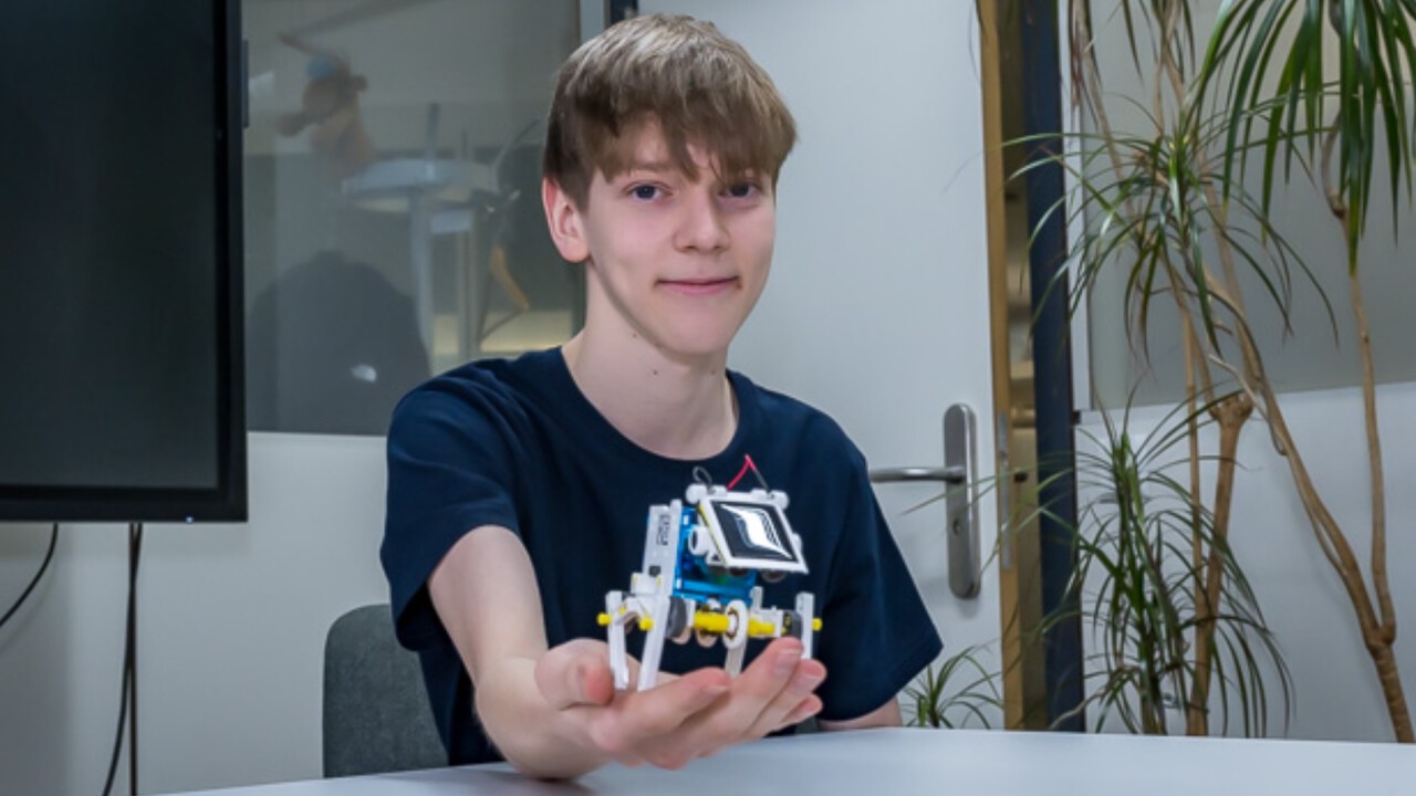  Nicolas baute verschiedene Roboter-Bausätze zusammen und prüfte, welcher sich für ihr Experiment am besten eignet. 