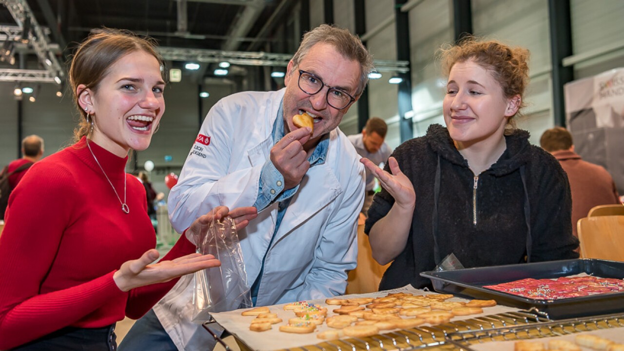 Prominente backen zusammen mit Kindern und Jugendlichen Guetzli für einen guten Zweck.