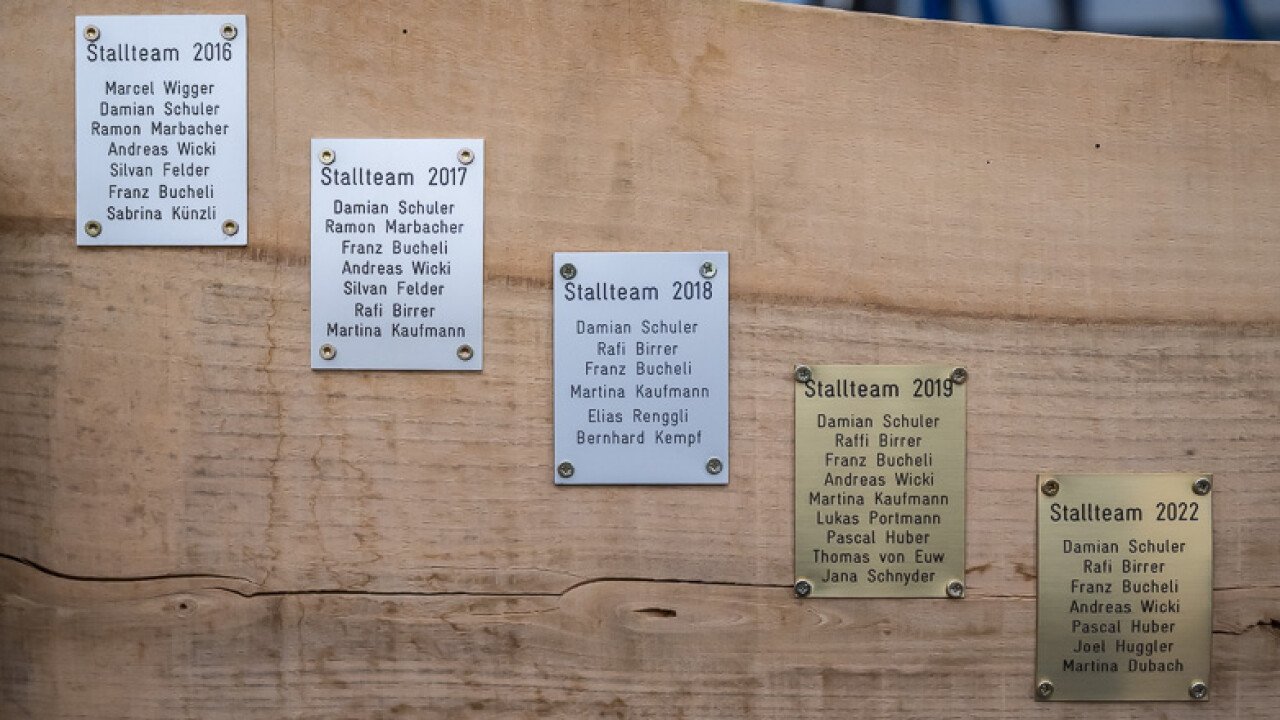 Die Stallteams der letzten Jahre werden auf einer Holzbank verewigt.