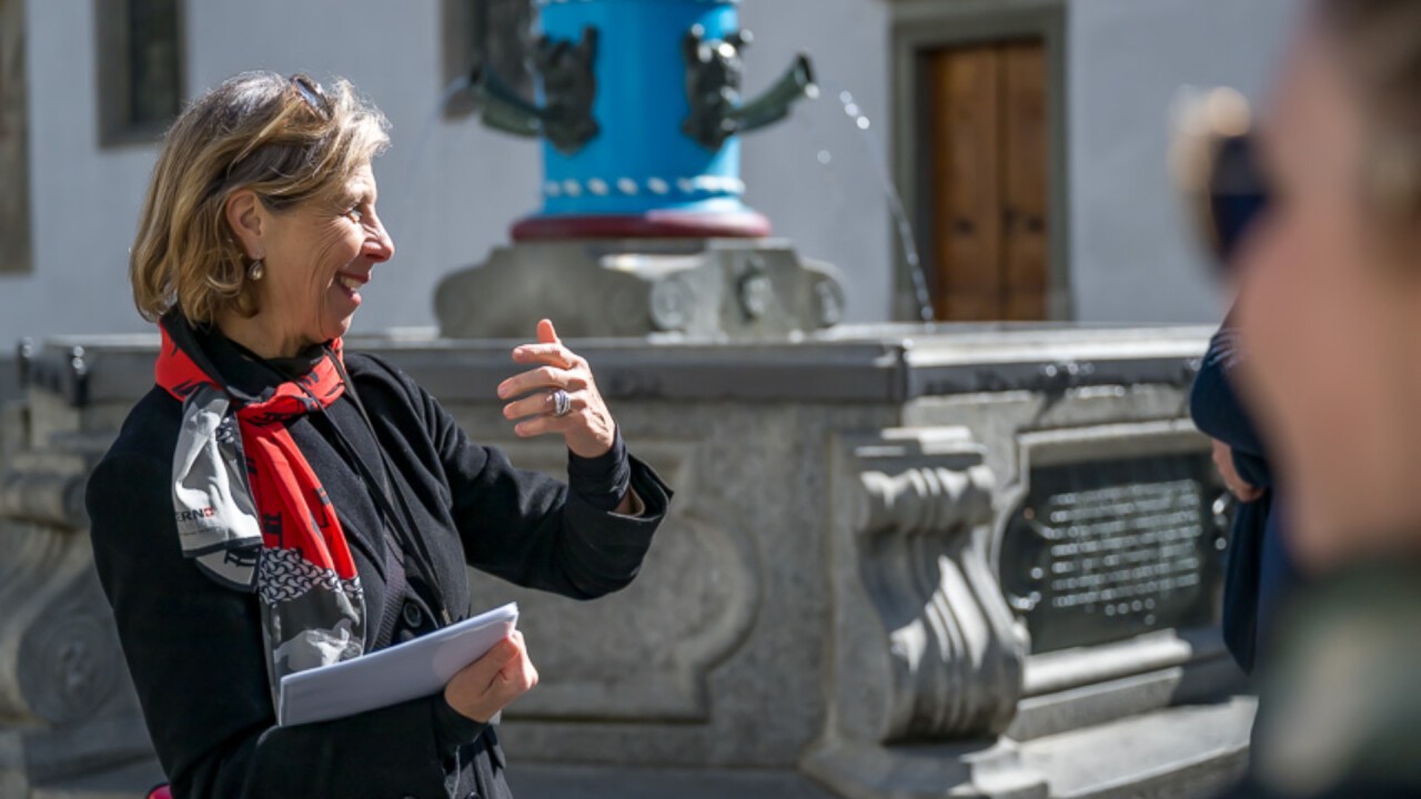 Beim Fritschibrunnen schwärmt Guide Hanny von der Luzerner Fasnacht. 