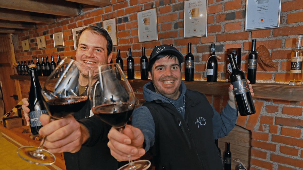 Ein Grund, mit dem eigenen Wein anzustossen: Leo (links) und Tony Neukom haben den Betrieb von ihrem Vater übernommen. Foto: Francisco Carrascosa / Quelle: Zürcher Unterländer