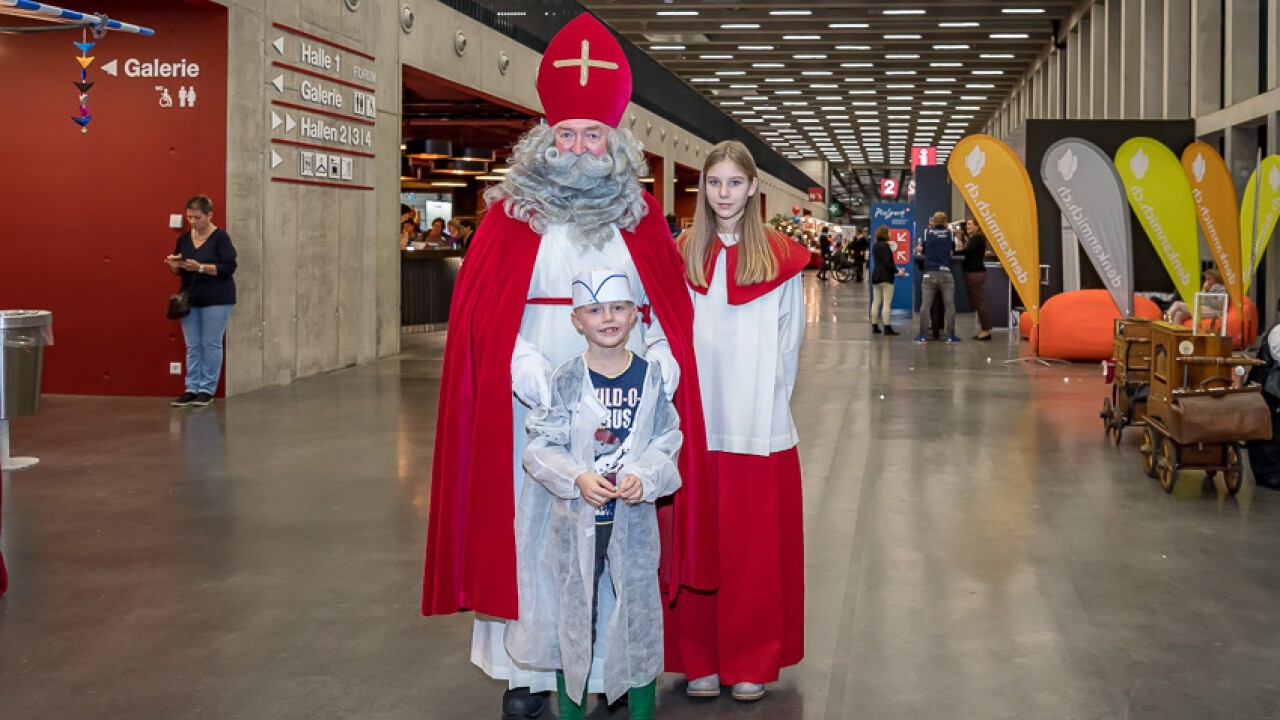 Selbstverständlich ist am Weihnachtsmarkt auch der Samichlaus zu Besuch.