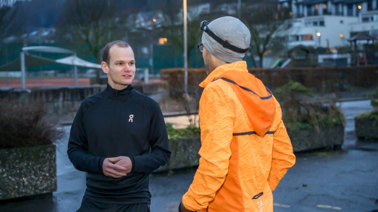 Standortleiter Adrian Barmettler (rechts) teilt mich im Gespräch in eine der vier Laufgruppen ein.