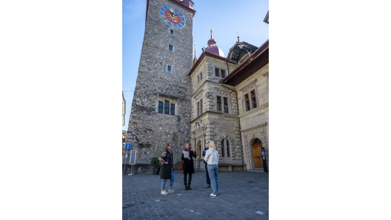 Das Rathaus ist im Renaissance-Stil gehalten, das Dach ist im Stil eines Luzerner Bauernhauses. 