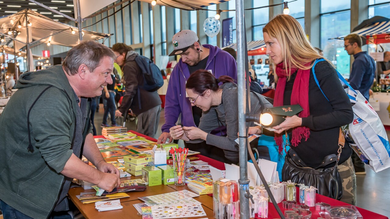 Der Weihnachtsmarkt an der Swiss Handicap bietet Ihnen in einem vorweihnachtlichen und gemütlichen Ambiente schöne Adventsgeschenke und Feines zum Naschen.