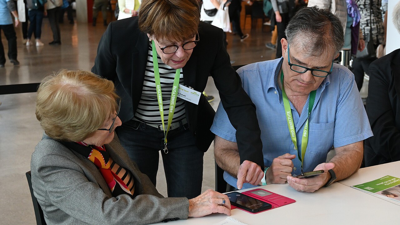 Spezialisten erklären die Handyfunktionen am Stand von Pro Senectute Kanton Luzern.