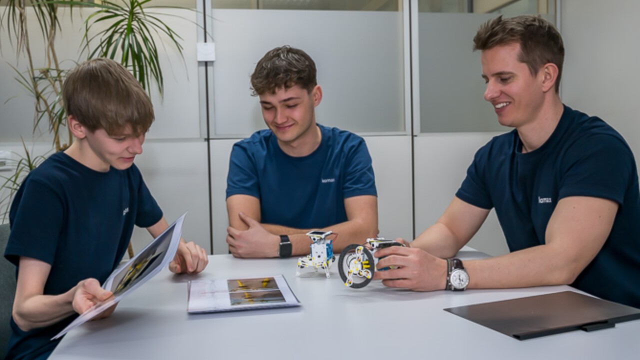 Jeder Schritt ist genau dokumentiert. Nicolas bespricht die selber erstellten Bauanleitungen mit Nils und Matthias.