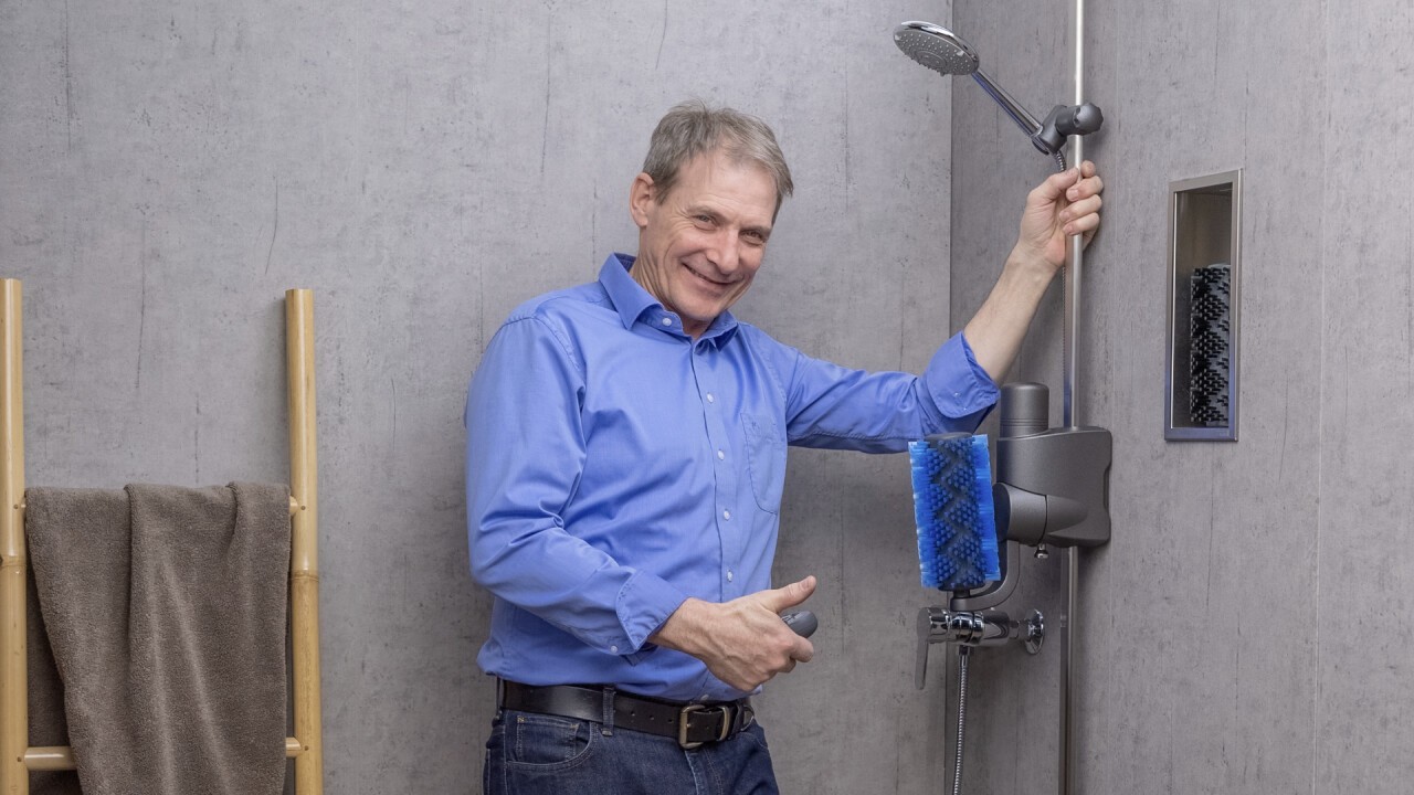 Bruno Oberli zeigt das Aglaja Duschsystem supérieur - hergestellt in Münsingen