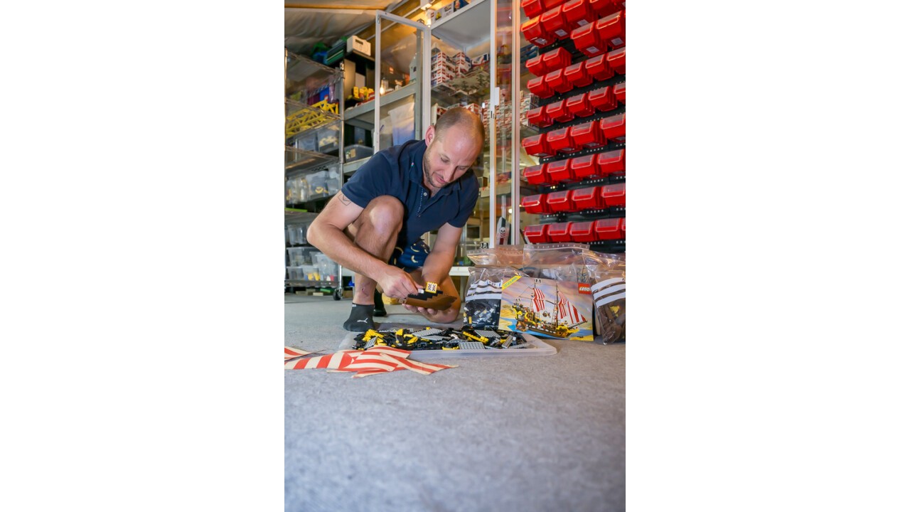 Als leidenschaftlicher LEGO®-Sammler besitzt Andreas viele begehrte Sets, darunter das Piratenschiff von 1989.