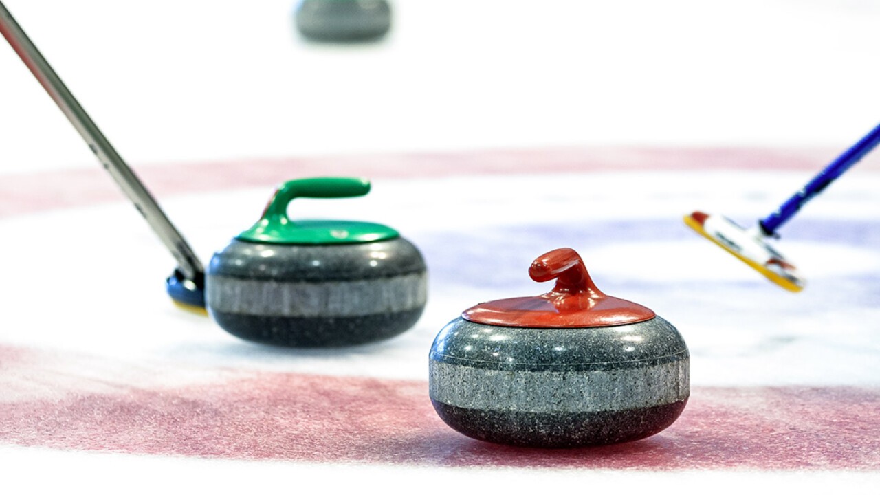Spiele bei uns Tisch-Curling und zeige dein Geschick.