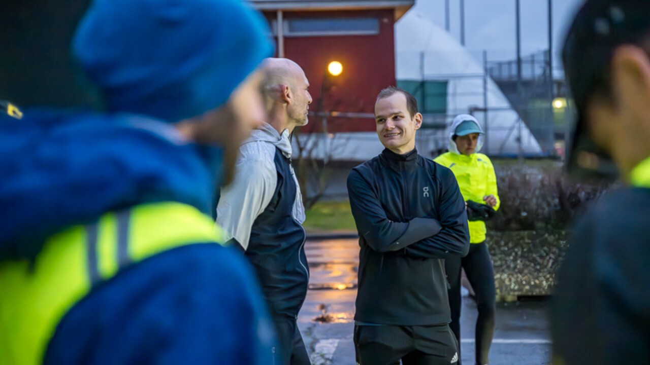 Gesamtleiter Dominik Lötscher (links) erklärt mir, wie der Swiss Lauftreff funktioniert.