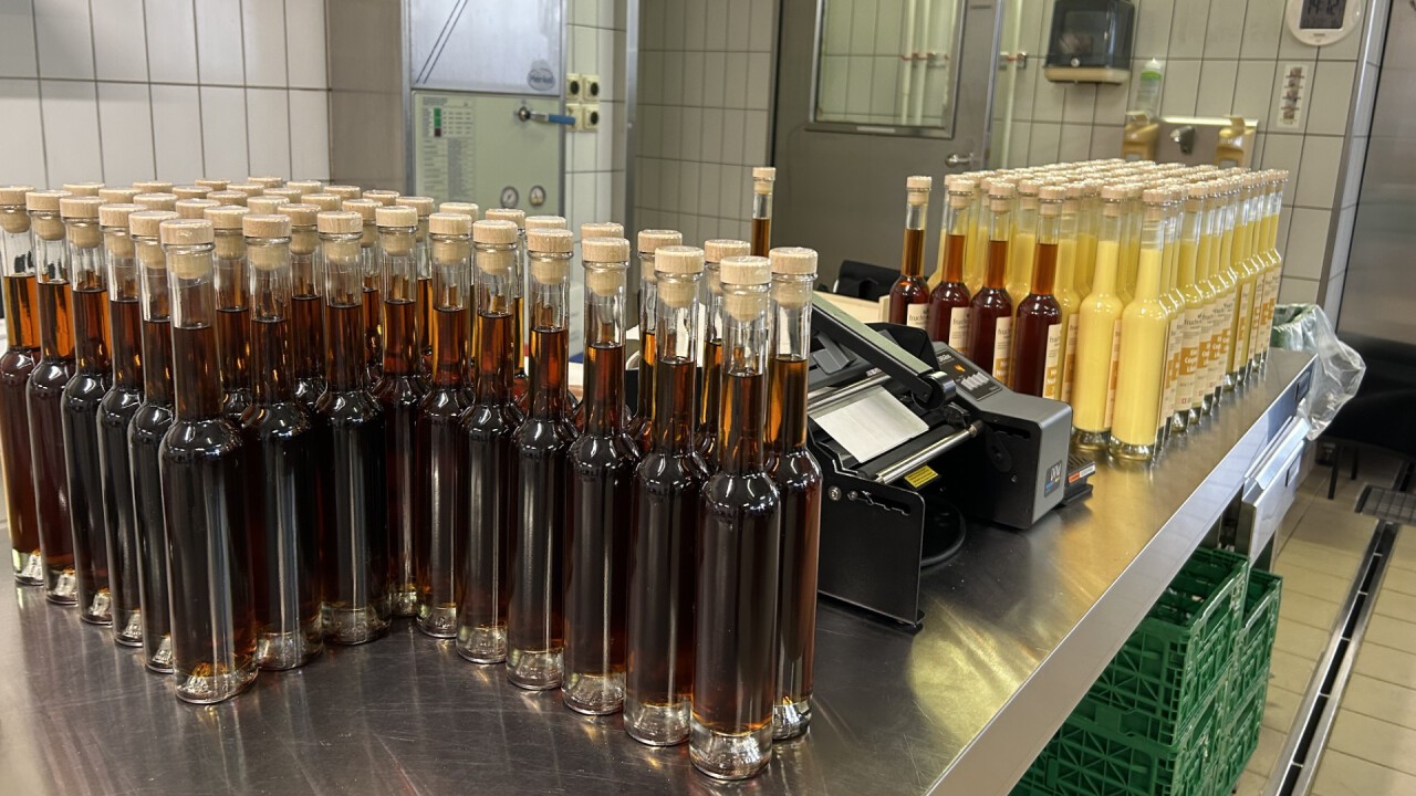 Herstellung von Nocino Nusslikör und Eier-Cognac Likör in unserer manufaktur in Dozwil TG