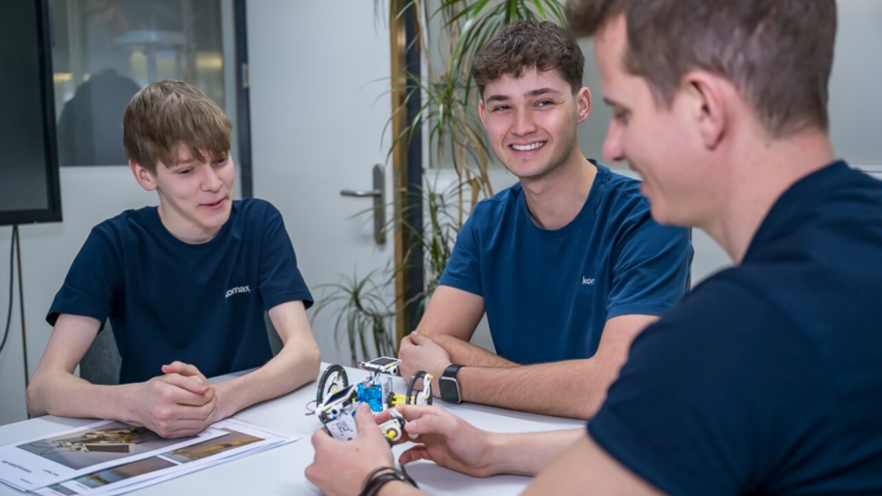 Das Entwickler-Team der Komax AG: Nicolas Wermelinger (3. Lehrjahr), Nils Lustenberger (4. Lehrjahr) und Matthias Wüller, Berufsbildner, haben den Solarroboter «Sol-E» entwickelt.
