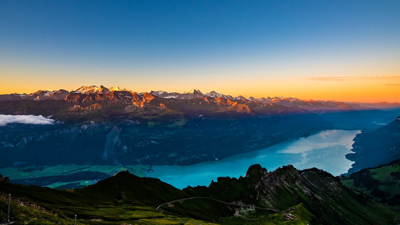 Abendstimmung mit Blick auf den See und das umliegende Panorama 