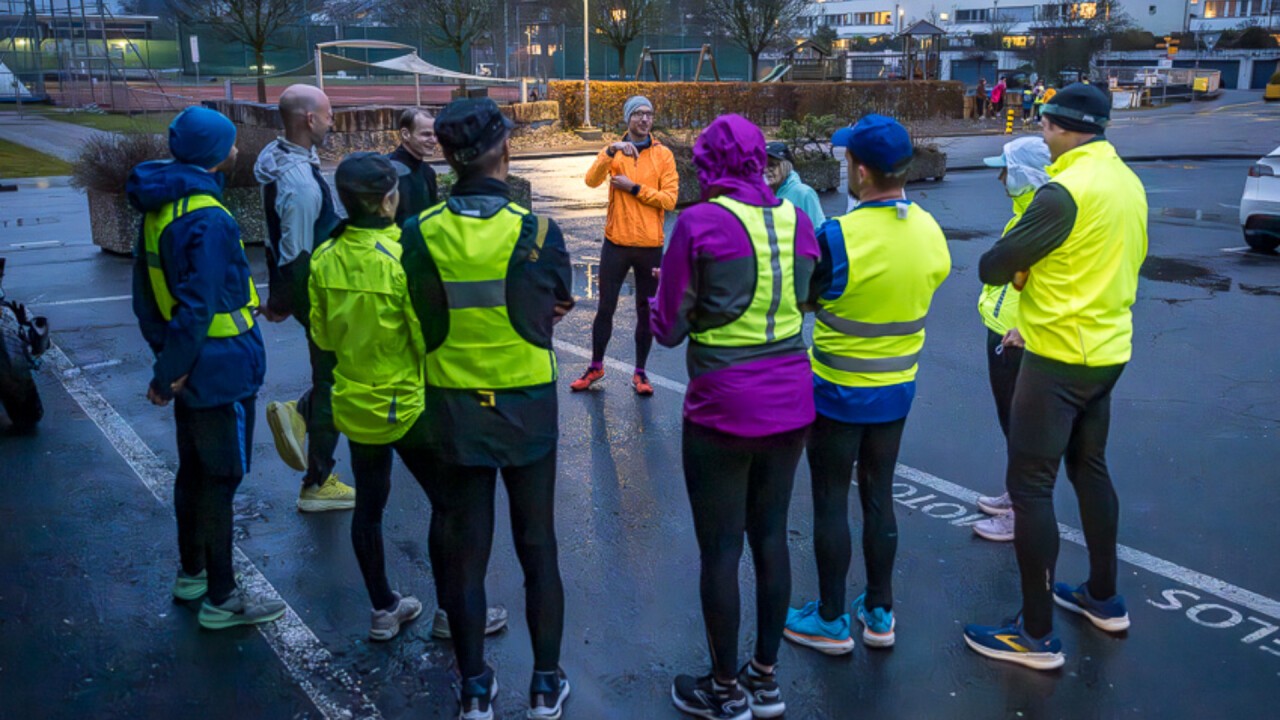 Adrian Barmettler erklärt den Teilnehmerinnen und Teilnehmern des Lauftreffs in Ebikon, wie das kommende Training aussehen wird.