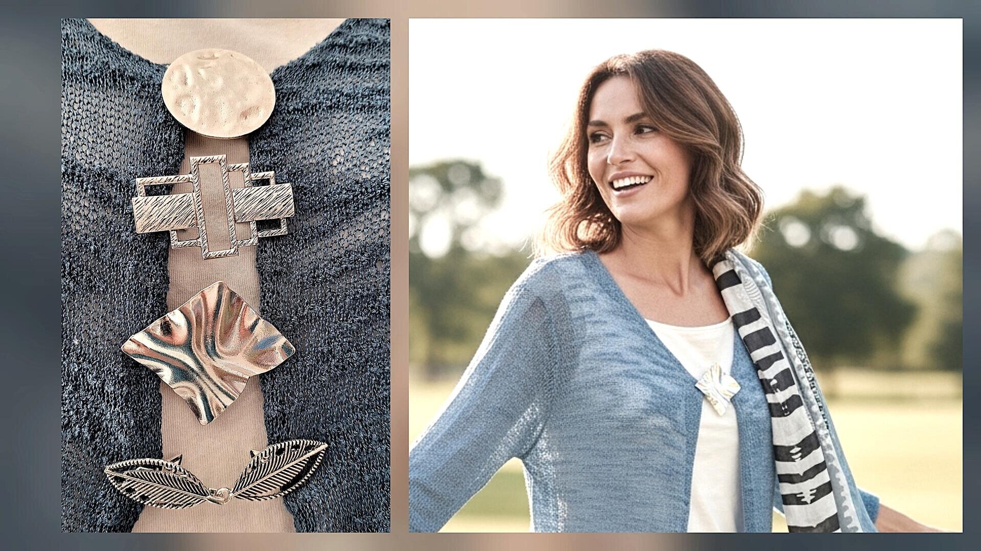 Eine Frau trägt eine hellblaue Strickjacke und ein weißes Oberteil im Freien. Neben ihr sind Nahaufnahmen von vier einzigartigen Silberbroschen zu sehen: eine runde Scheibe, geometrische Formen, ein gewelltes Rechteck und zwei Blattformen.