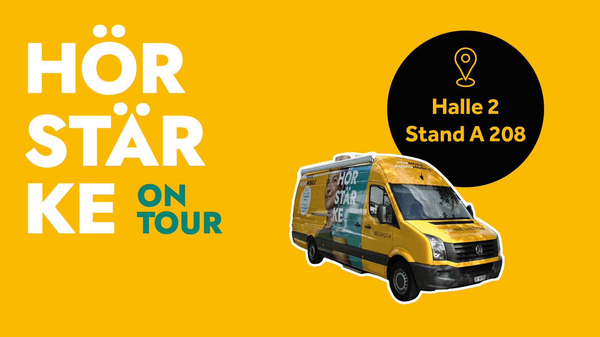 Ein gelber Lieferwagen mit dem Schriftzug Hörstärke On Tour ist auf einem leuchtend gelben Hintergrund zu sehen. Der Text lautet "Halle 2 Stand A 208" innerhalb eines schwarzen Kreises mit einem Standort-Pin-Symbol.