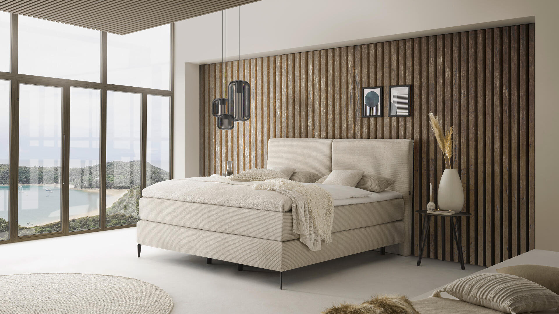 Modernes Schlafzimmer mit einem beigen Bett, einer Akzentwand aus Holzlatten, Hängeleuchten und einem Beistelltisch mit einer Vase. Durch die großen Fenster bietet sich ein Blick auf die Küste mit blauem Wasser und grüner Natur.