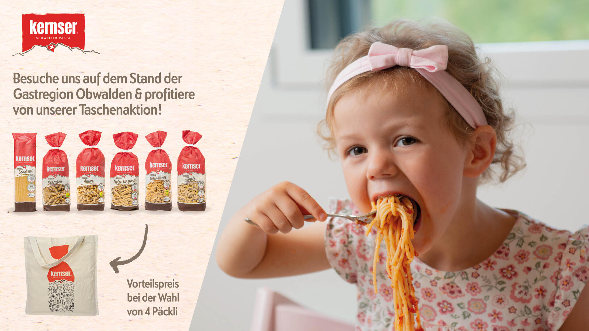 Ein junges Mädchen mit rosafarbenem Stirnband isst Spaghetti, während links fünf Packungen Kernser Teigwaren und eine Kernser Tragetasche zu sehen sind, die mit einem deutschen Text für ein Sonderangebot werben.