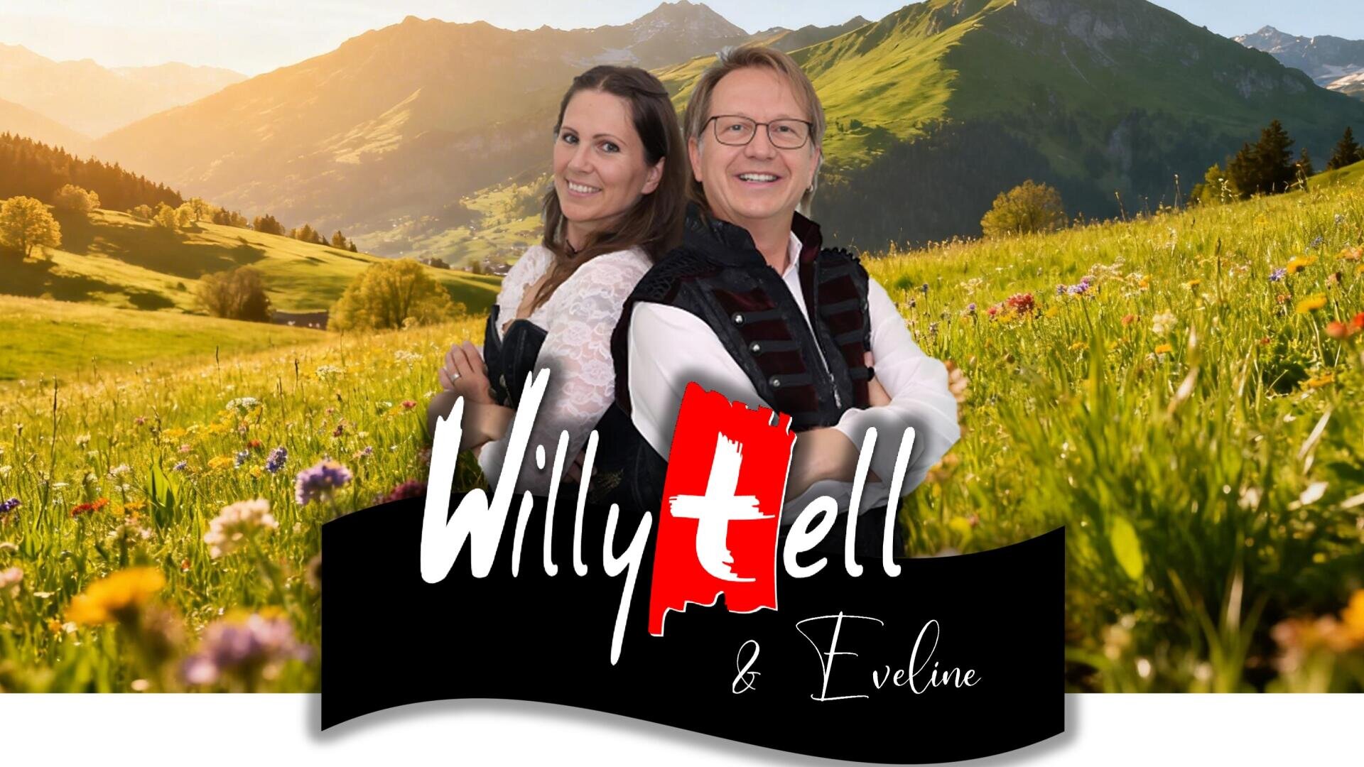 Ein Mann und eine Frau stehen Rücken an Rücken, lächelnd, in einer sonnenbeschienenen Bergwiese mit Wildblumen. Der Text Willy tell & Eveline ist vor ihnen abgebildet. Im Hintergrund sind alpine Berge und ein Wald zu sehen.