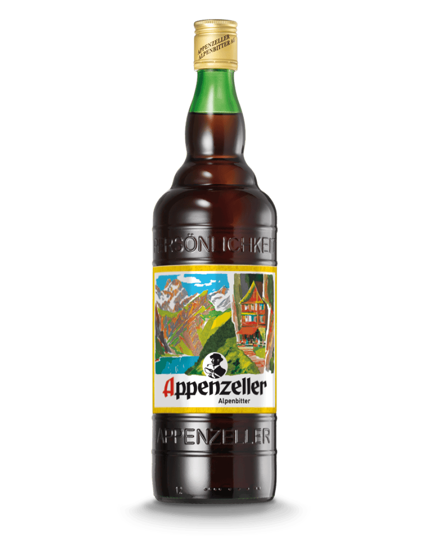 Eine dunkelbraune Glasflasche Appenzeller Alpenbitter mit einem farbenfrohen Etikett, auf dem eine Schweizer Alpenlandschaft und ein traditionelles Haus abgebildet sind, gekrönt von einer goldenen Kappe, auf einem schlichten weißen Hintergrund.