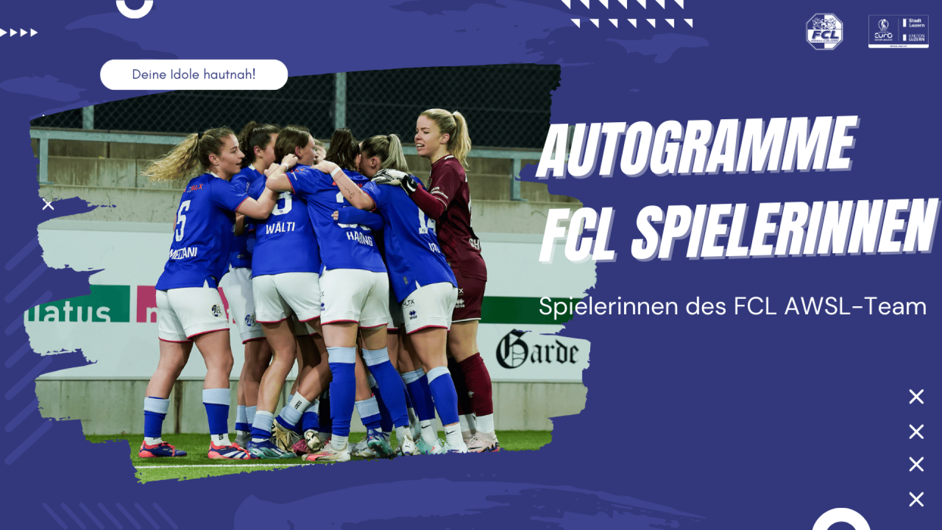 Eine Frauenfußballmannschaft in blauen Trikots feiert gemeinsam auf dem Spielfeld. Eine Torhüterin in kastanienbraun schließt sich der Gruppenumarmung an. Ein deutscher Text kündigt Autogrammstunden mit FCL-Spielerinnen an. Grafische Elemente rahmen das Bild ein.