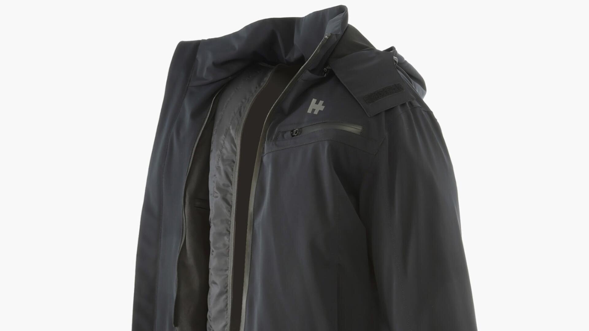 Eine dunkle, wasserabweisende Jacke mit einem hohen Kragen, einer Brusttasche mit Reißverschluss und sichtbarem Innenfutter. Die Jacke ist mit einem kleinen, weißen HH-Logo auf der Brust versehen und erscheint ungetragen auf einem leeren Hintergrund.