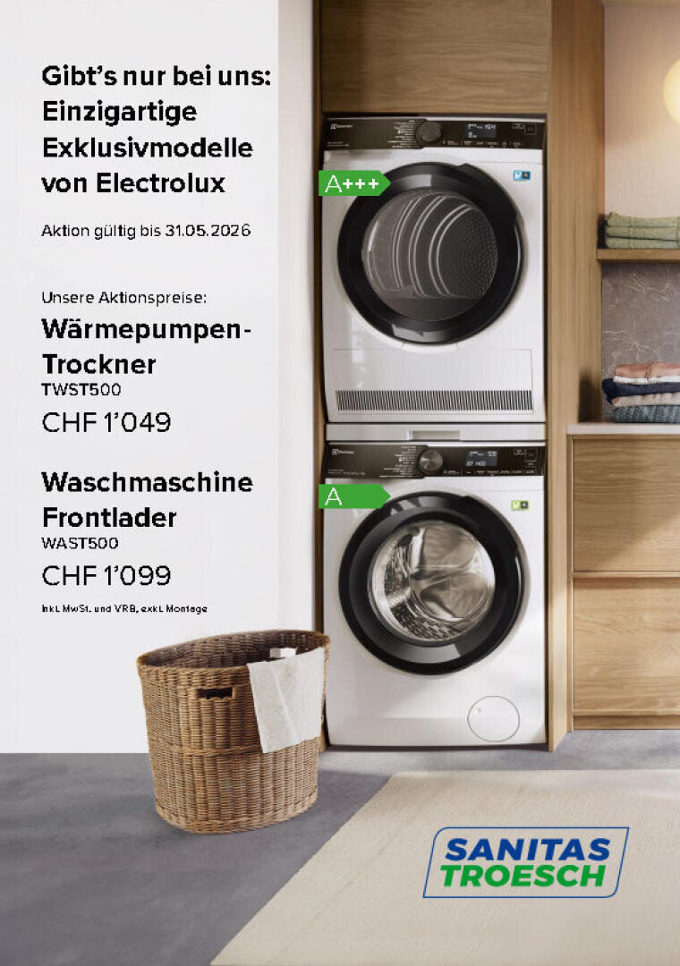 Eine Waschküche mit einem geflochtenen Wäschekorb vor einer gestapelten Electrolux-Waschmaschine (unten) und einem Trockner (oben); daneben sind Werbetexte und Preise für die Geräte angebracht.