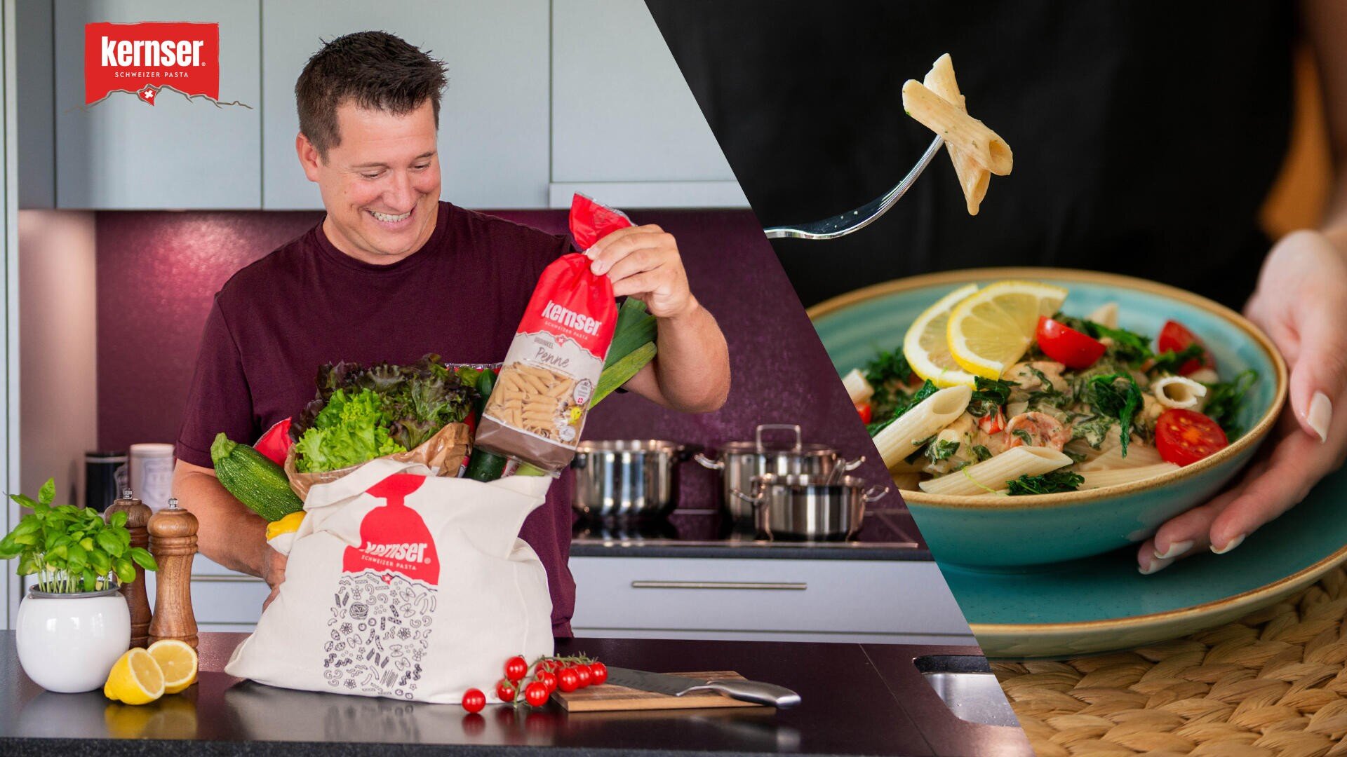 Ein Mann lächelt, während er in einer modernen Küche Lebensmittel, darunter Kernser-Nudeln, aus einer Tragetasche auspackt. Rechts werden die Nudeln mit Gemüse und Zitrone serviert, mit einer Nahaufnahme einer Gabel, die ein Nudelstück hält.