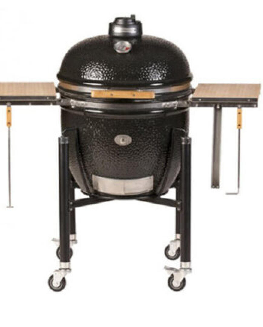 Ein schwarzer Keramik-Kamado-Grill mit Kuppeldeckel, Temperaturanzeige, zwei hölzernen Seitenablagen und vier Rädern für Mobilität.