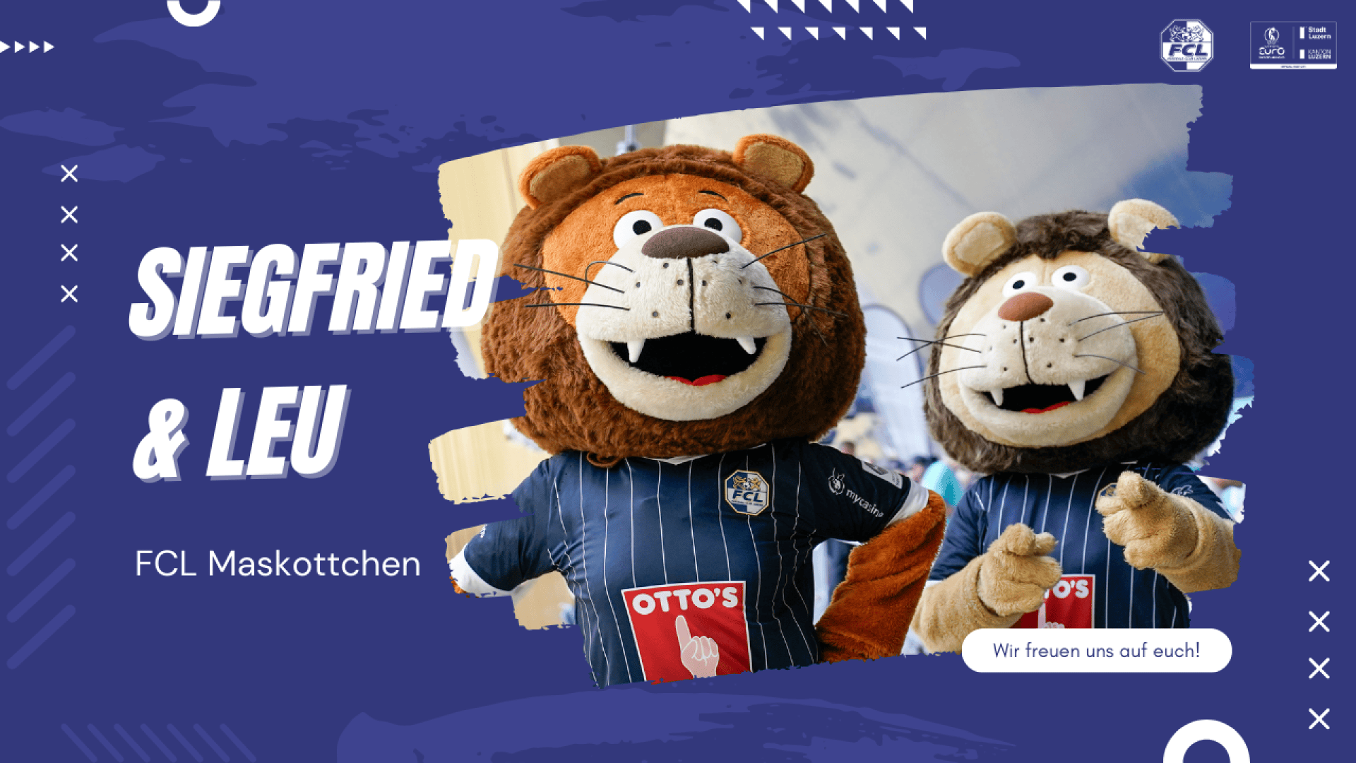 Zwei Personen in Löwen-Maskottchenkostümen, die dunkelblaue Fußballtrikots mit dem OTTOS-Logo tragen, lächeln und stehen nebeneinander. Der Text „Siegfried & Leu FCL Maskottchen“ ist auf blauem Hintergrund mit weißen Akzenten zu lesen.