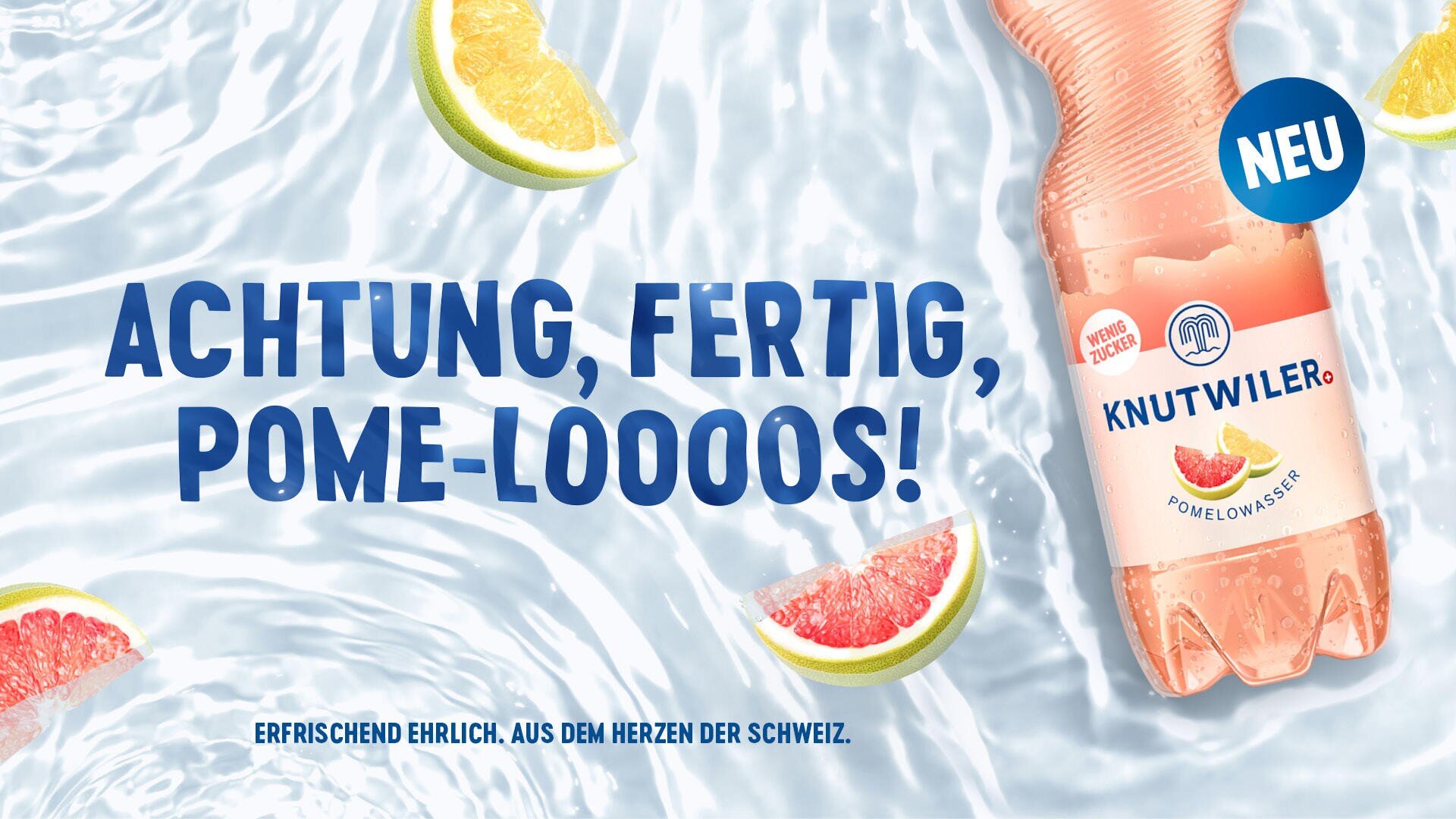 Eine Flasche Knutwiler Pomelo-Wasser schwimmt auf plätscherndem Wasser mit Grapefruit-Scheiben. In fetter blauer Schrift steht: Achtung, fertig, Pome-loooos! Ein blauer Kreis mit Neu und ein kleiner Text am Boden beschreiben das Getränk.