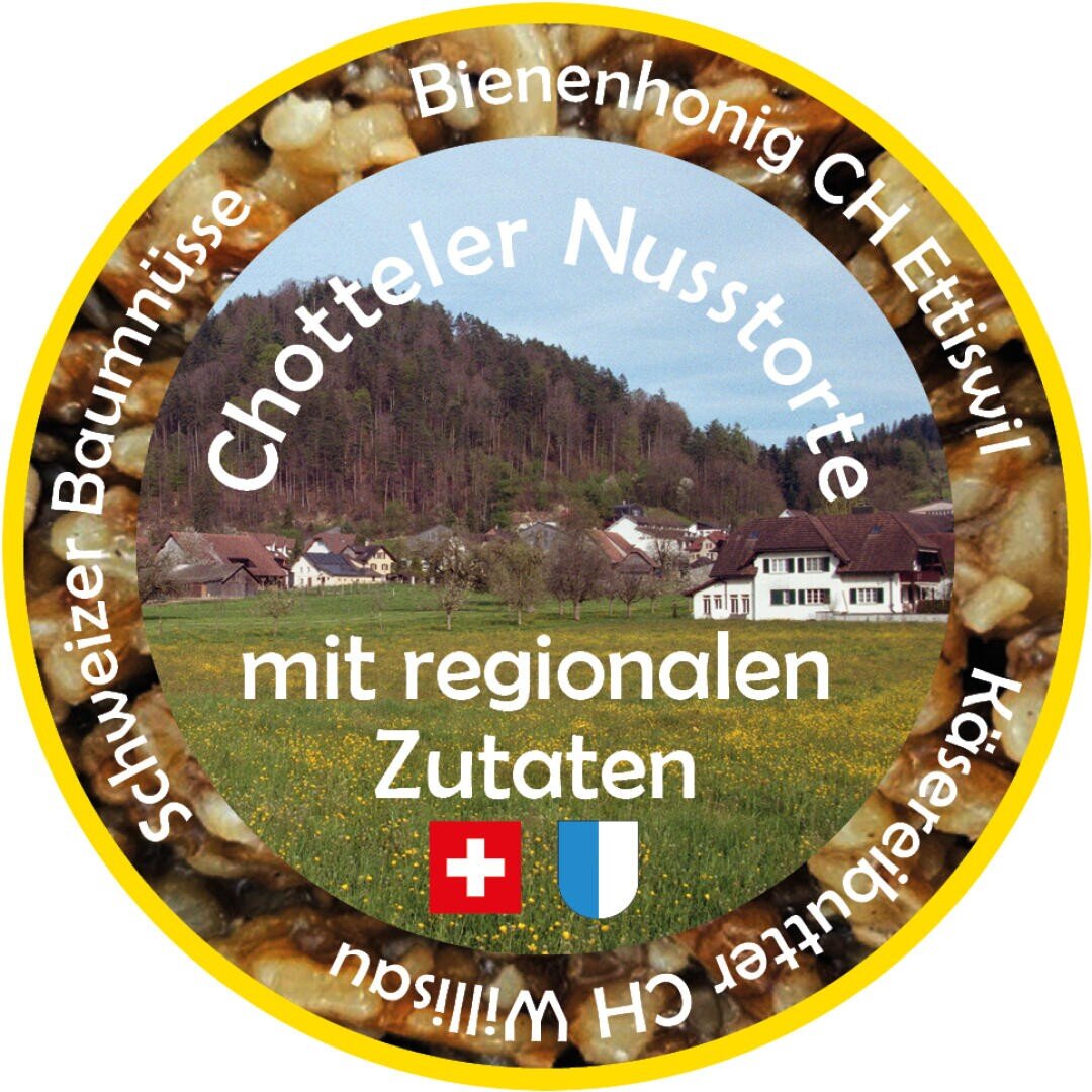 Rundes Etikett für Chotteler Nusstorte mit einem Foto eines Schweizer Dorfes, von Feldern und Hügeln. Der Text hebt regionale Zutaten hervor: Schweizer Walnüsse, lokaler Honig, Butter und eine Schweizer- und Kantonsflagge.