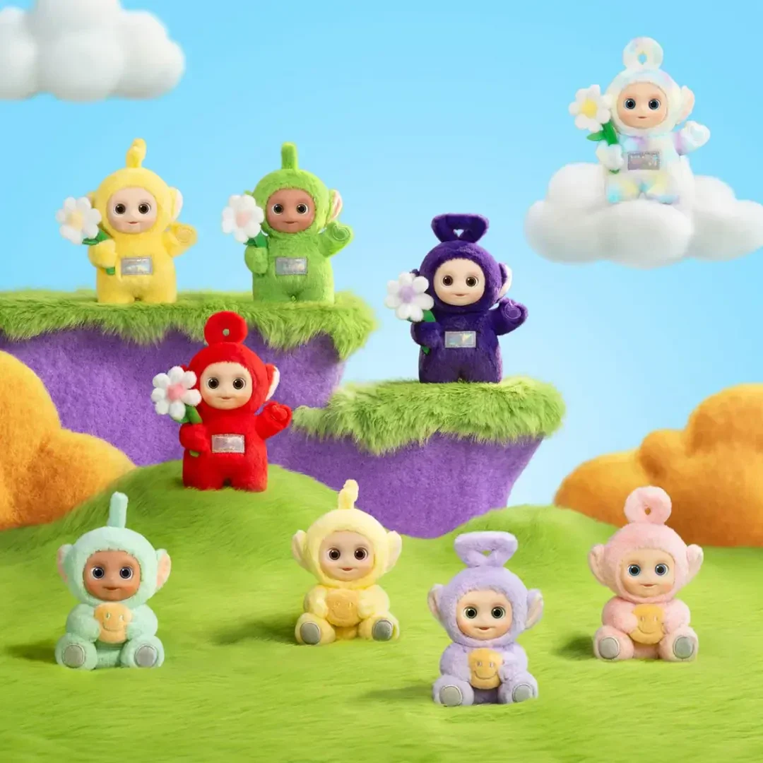 Neun von den Teletubbies inspirierte Puppenfiguren, jede mit einer Blume in der Hand und in bunten Kostümen, sind auf grasbewachsenen, skurrilen Hügeln unter einem blauen Himmel mit flauschigen Wolken angeordnet.