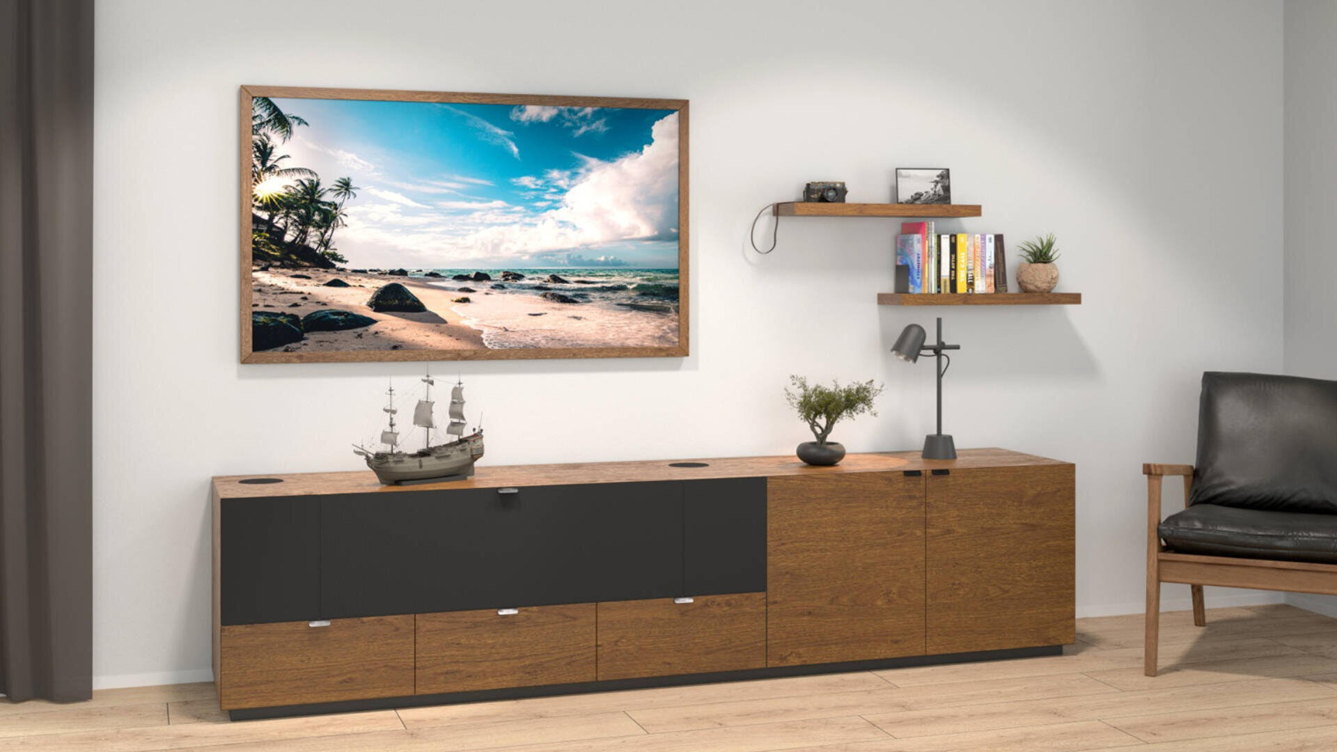 Ein modernes Wohnzimmer mit einem Holzschrank, einem dekorativen Schiffsmodell, Topfpflanzen, einem Wandregal mit Büchern und Fotos, einem schwarzen Sessel und einem gerahmten Foto einer Strandlandschaft an der Wand.