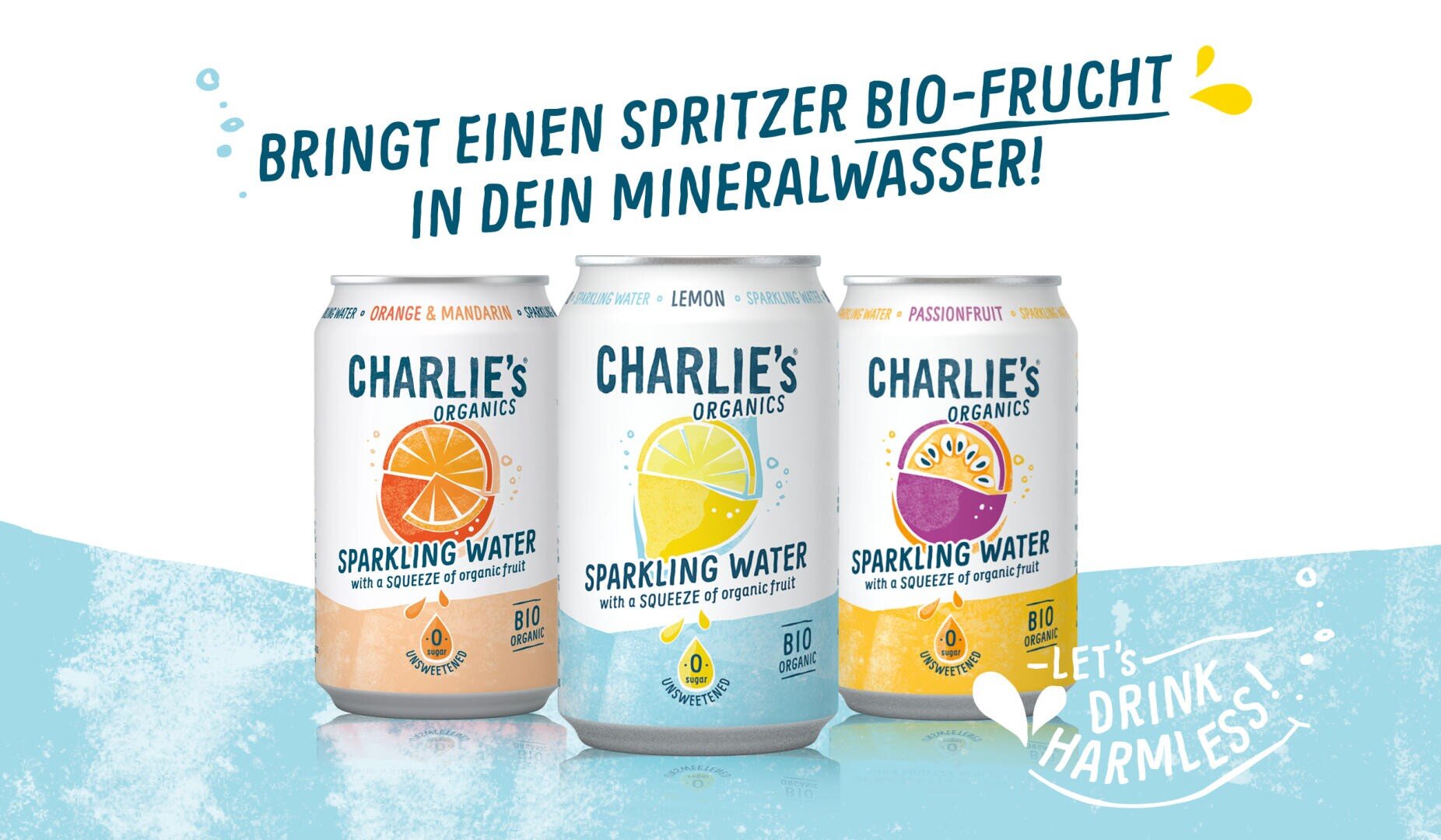 Drei Dosen Charlie's Organics Sprudelwasser in den Geschmacksrichtungen Orange, Zitrone und Passionsfrucht stehen nebeneinander auf einem blauen Hintergrund mit deutschem Text, der für Bio-Fruchtschorlen wirbt.
