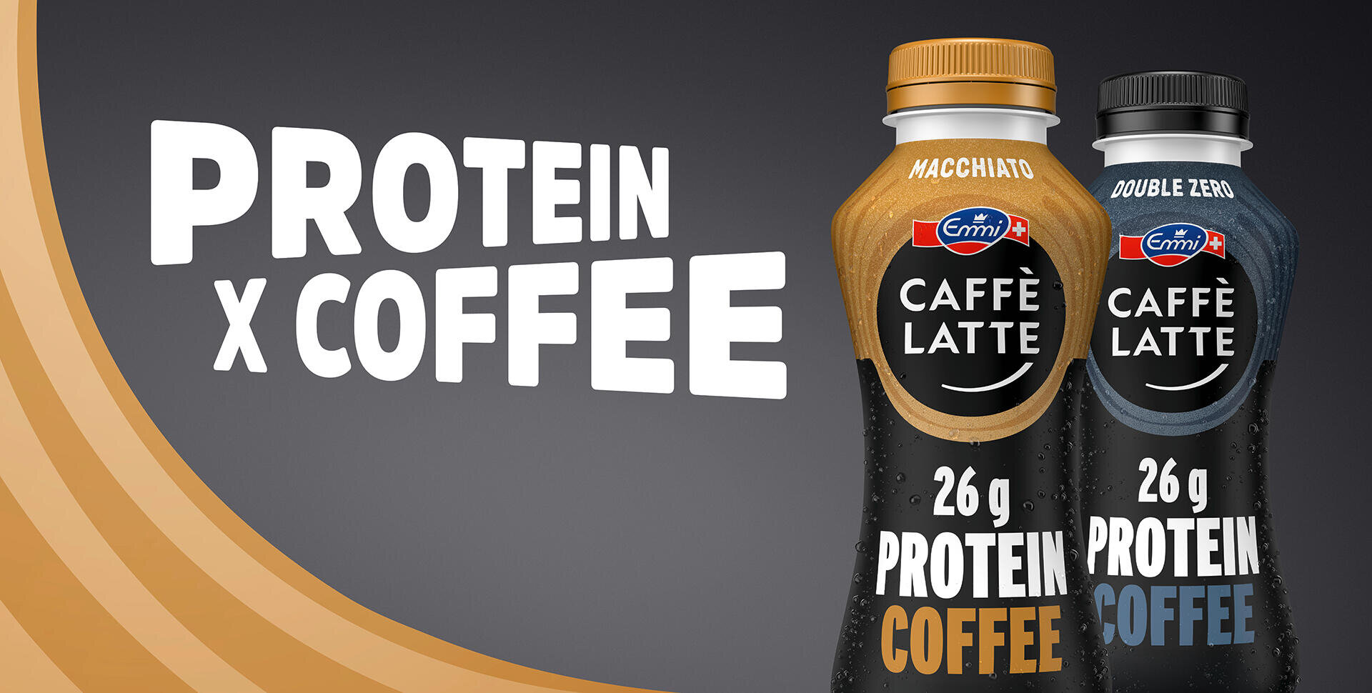 Zwei Flaschen Emmi CAFFÈ LATTE Protein-Kaffeegetränke, ein Macchiato und ein Double Zero, sind neben dem fettgedruckten Text PROTEIN X COFFEE auf einem dunklen Hintergrund mit hellbraunen und orangefarbenen geschwungenen Linien abgebildet.